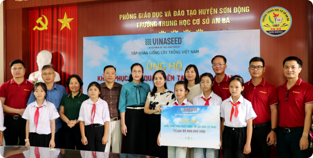 Phó Chủ tịch Thường trực UBND huyện Lê Đức Thắng tặng quà người cao tuổi thị trấn An Châu và xã An Bá #2