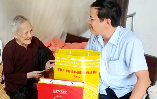 Phó Chủ tịch Thường trực UBND huyện Lê Đức Thắng tặng quà người cao tuổi thị trấn An Châu và xã An Bá #4