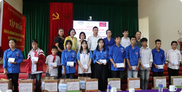 Phó Chủ tịch Thường trực UBND huyện Lê Đức Thắng tặng quà người cao tuổi thị trấn An Châu và xã An Bá #3
